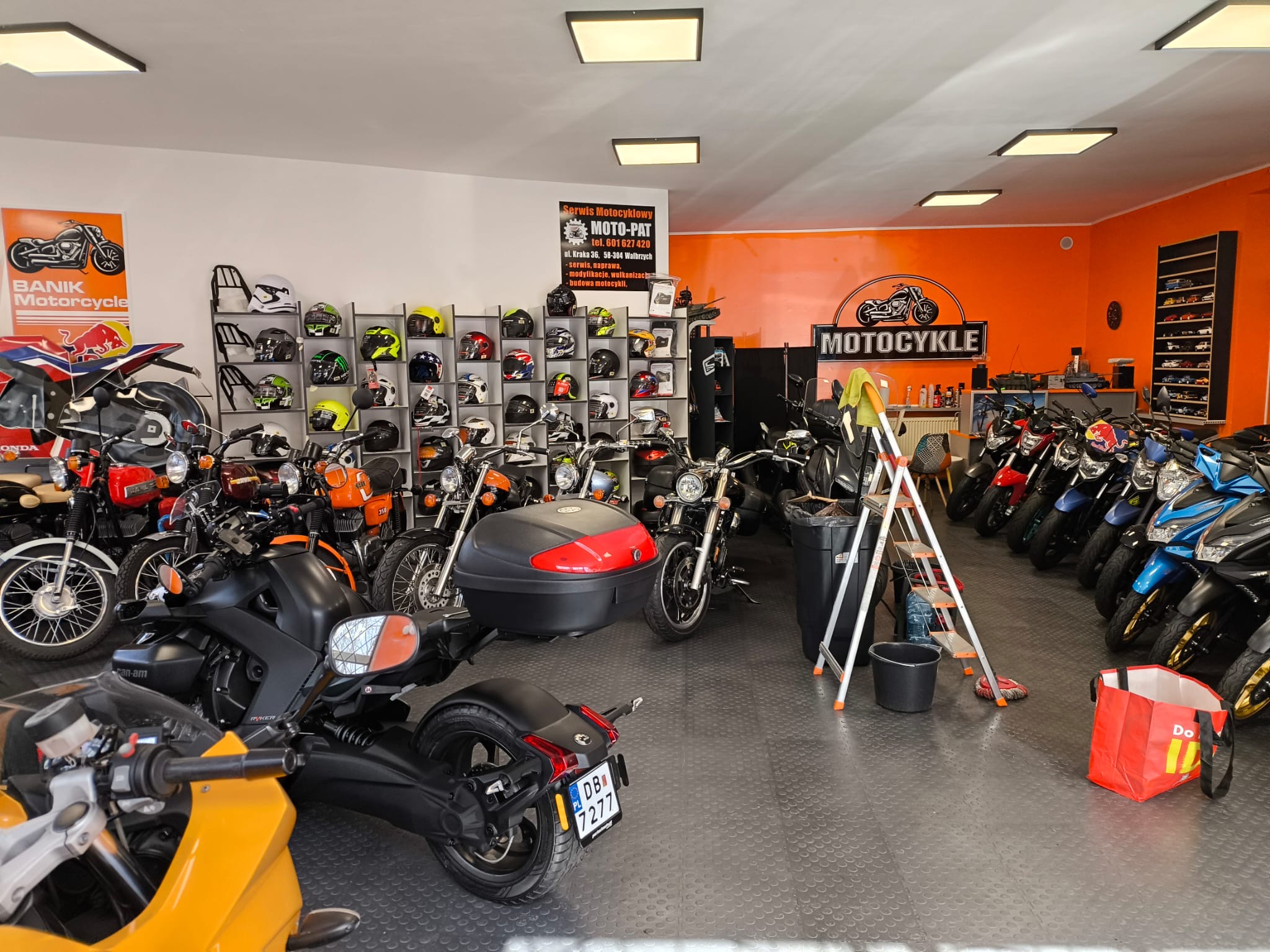Moto Banik - Showroom