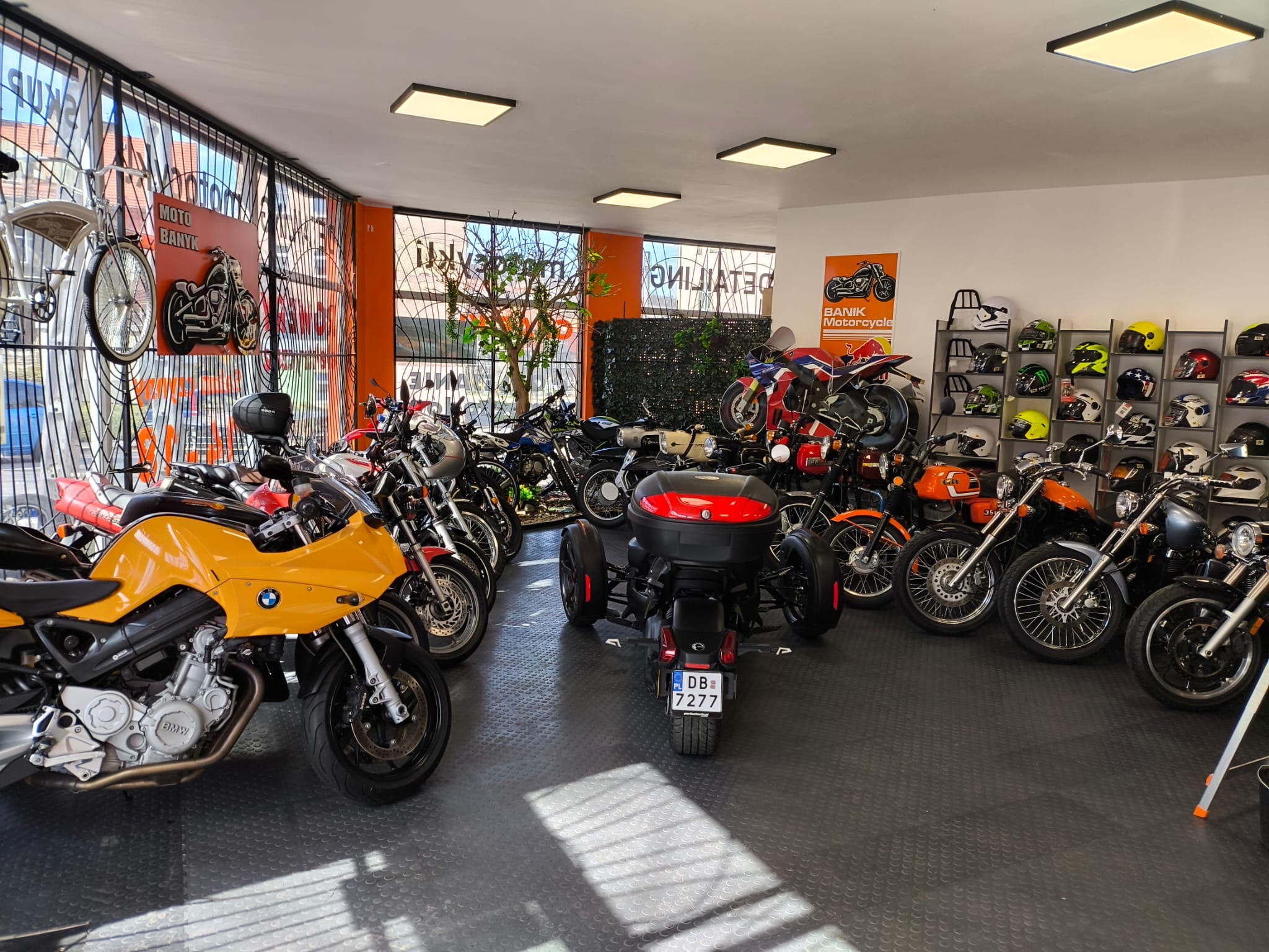 Moto Banik Showroom